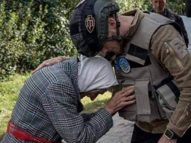 Херсон старушка кланяется солдату ВСУ старушка кланяется солдату