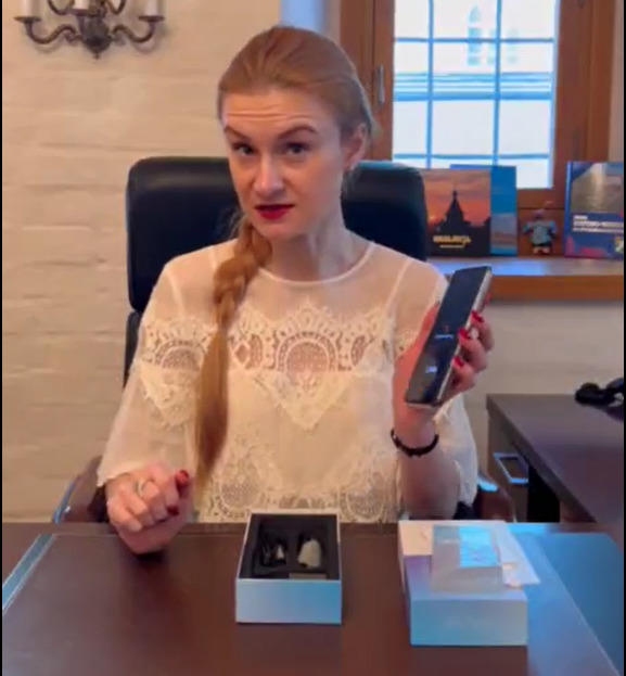 Бутина с телефоном